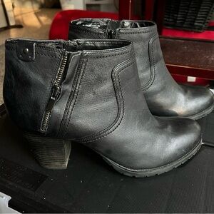 Clarks Artisan size 12 leather heeled boots